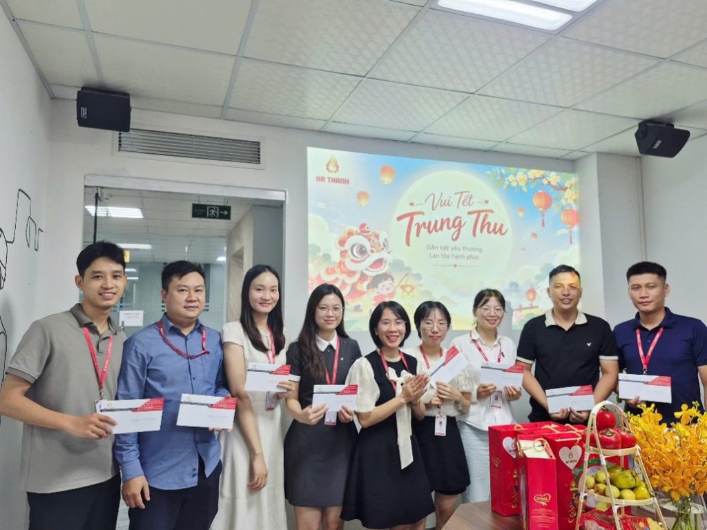 Bên cạnh những hoạt động dành cho CBNV, BCH Công đoàn cũng chuẩn bị những phần quà Trung thu nhỏ xinh gửi tặng các “mầm non Hà Thành” thông qua các bậc phụ huynh, như một lời chúc yêu thương dành đến các em nhỏ trong mùa đoàn viên